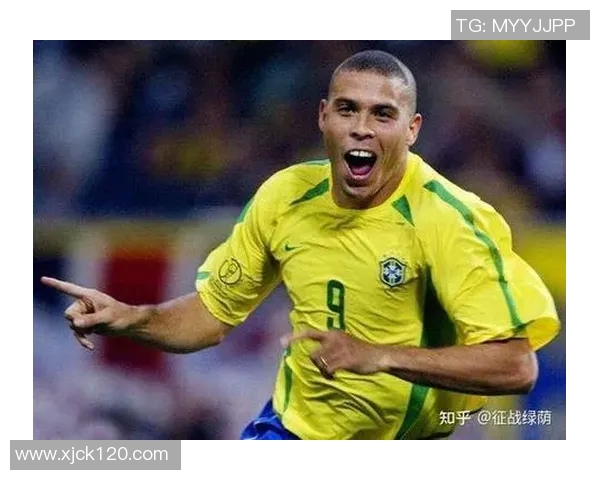 足球明星高清胶片图片展现球场魅力与激情瞬间的完美结合